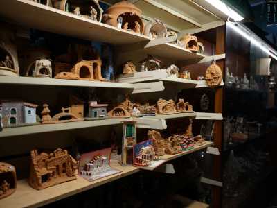 Ci guardiamo intorno. Notiamo statuine di ogni genere e misura, assieme a grotte, luci...